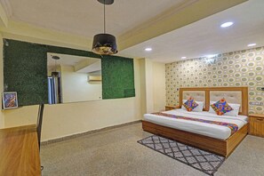 Egyptian cotton sheets, premium bedding, in-room safe, free WiFi - Fabhotel Silver Inn Residency (New Delhi)