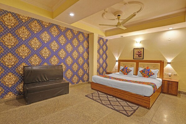 Egyptian cotton sheets, premium bedding, in-room safe, free WiFi - Fabhotel Silver Inn Residency (New Delhi)