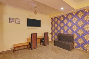 Egyptian cotton sheets, premium bedding, in-room safe, free WiFi - Fabhotel Silver Inn Residency (New Delhi)