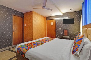 Egyptian cotton sheets, premium bedding, in-room safe, free WiFi - Fabhotel Silver Inn Residency (New Delhi)