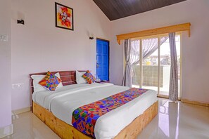 Executive Room | Egyptian cotton sheets, premium bedding, in-room safe, free WiFi - Via Padma (Morjim)