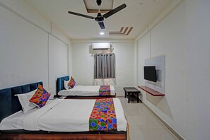 Egyptian cotton sheets, premium bedding, in-room safe, free WiFi - Fabhotel Pearl Inn (Pune)