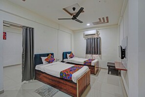 Egyptian cotton sheets, premium bedding, in-room safe, free WiFi - Fabhotel Pearl Inn (Pune)