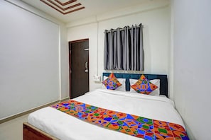 Egyptian cotton sheets, premium bedding, in-room safe, free WiFi - Fabhotel Pearl Inn (Rajgurunagar)