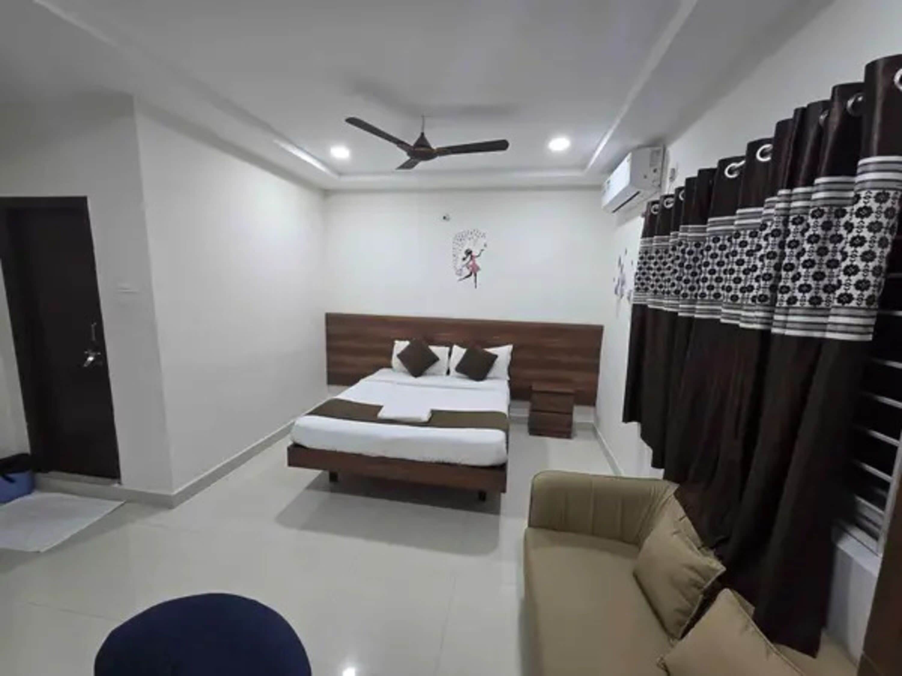Deluxe Room | Egyptian cotton sheets, premium bedding, in-room safe, free WiFi