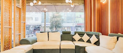 Coin salon dans le hall