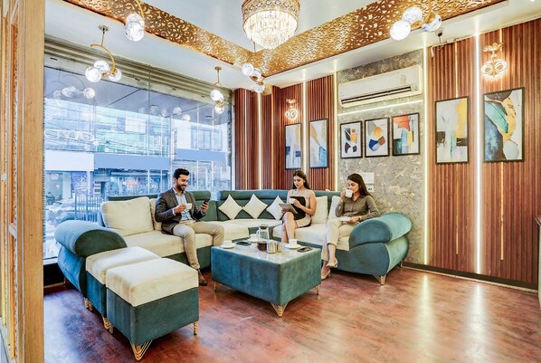 Lobby sitting area - Fabhotel Raj Niwas (New Delhi)