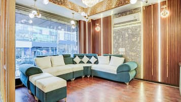 Coin salon dans le hall