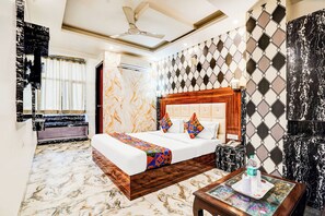 ملاءات من القطن المصري وأغطية فراش متميزة وخزنة داخل الغرفة