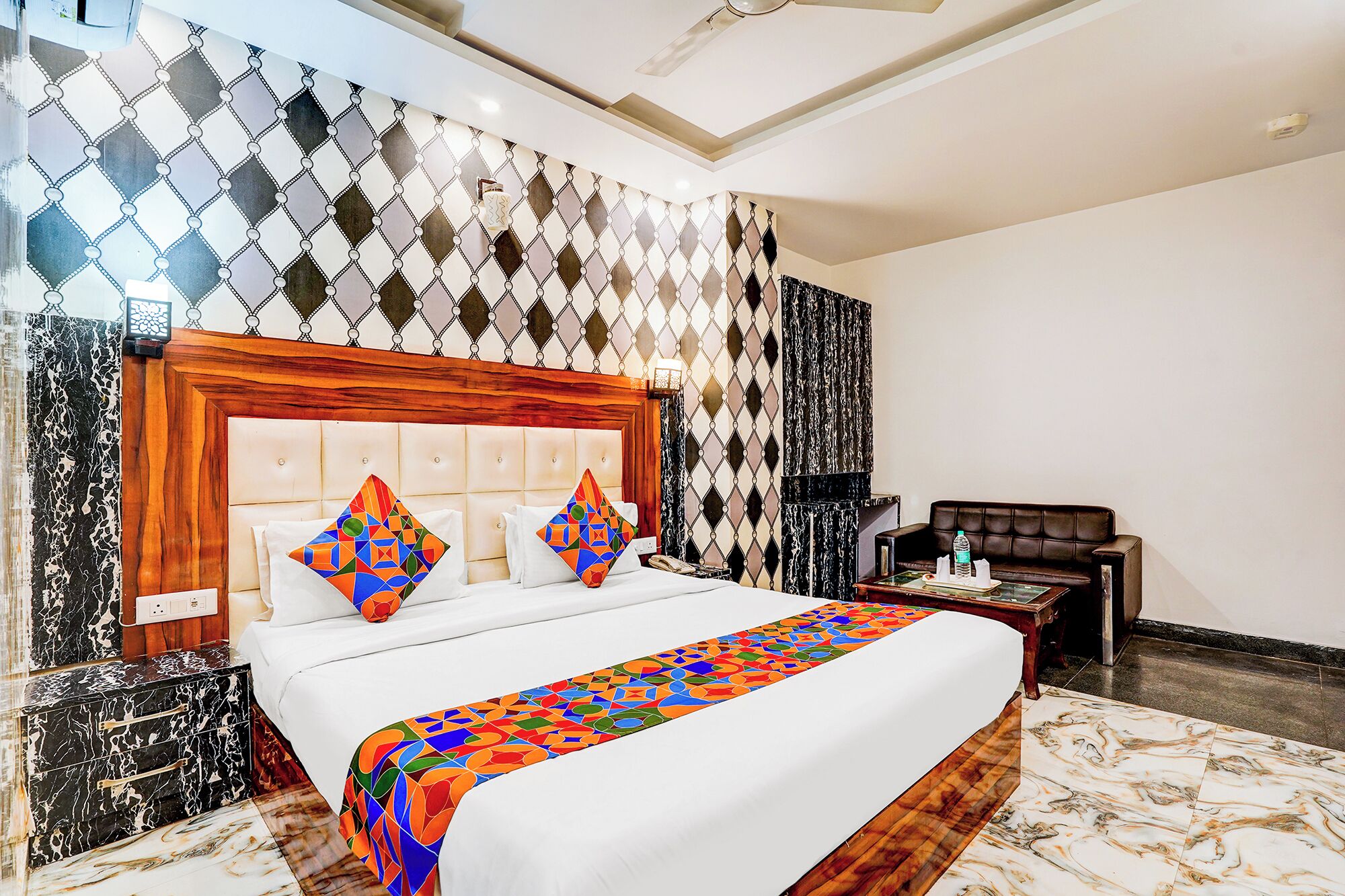 ملاءات من القطن المصري وأغطية فراش متميزة وخزنة داخل الغرفة