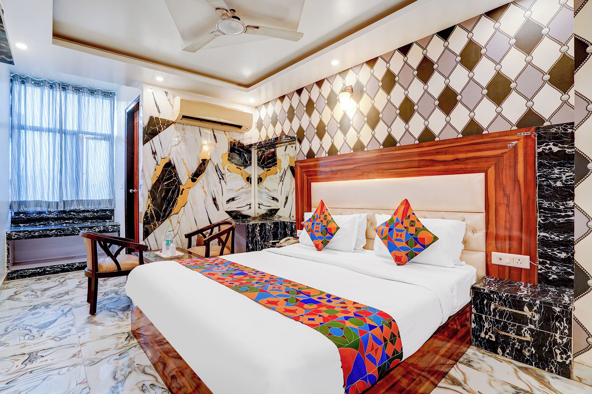 ملاءات من القطن المصري وأغطية فراش متميزة وخزنة داخل الغرفة