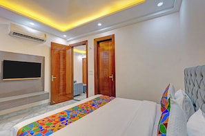 Egyptian cotton sheets, premium bedding, in-room safe, free WiFi - FabHotel Premier Stays - 800m from Artemis Hospitals Gurgaon (Gurugram)