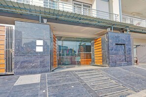 Property entrance - Fabhotel Premier Stays (Gurugram)