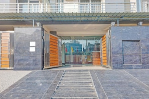 Property entrance - FabHotel Premier Stays - 800m from Artemis Hospitals Gurgaon (Gurugram)