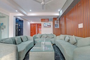 Lobby sitting area - Fabhotel Premier Stays (Gurugram)