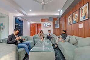 Lobby sitting area - FabHotel Premier Stays - 800m from Artemis Hospitals Gurgaon (Gurugram)