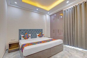 Egyptian cotton sheets, premium bedding, in-room safe, free WiFi - Fabhotel Premier Stays (Gurugram)