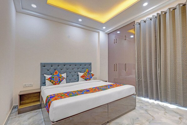 Egyptian cotton sheets, premium bedding, in-room safe, free WiFi - Fabhotel Premier Stays (Gurugram)