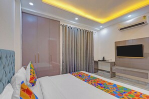 Egyptian cotton sheets, premium bedding, in-room safe, free WiFi - FabHotel Premier Stays - 800m from Artemis Hospitals Gurgaon (Gurugram)