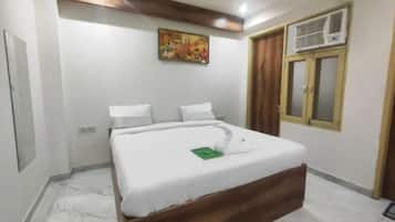 Egyptian cotton sheets, premium bedding, in-room safe, free WiFi