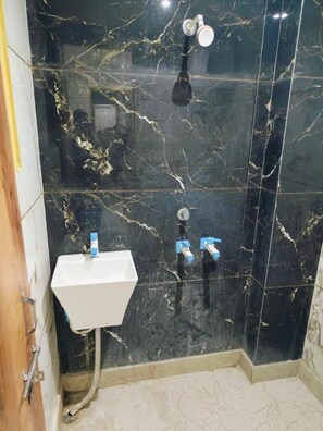 Shower, rainfall showerhead, free toiletries, towels - Fabhotel Poorva Residency (New Delhi)