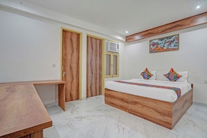 Egyptian cotton sheets, premium bedding, in-room safe, free WiFi - Fabhotel Poorva Residency (New Delhi)