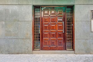 Property entrance - Fabhotel Crown Inn I (Gurugram)