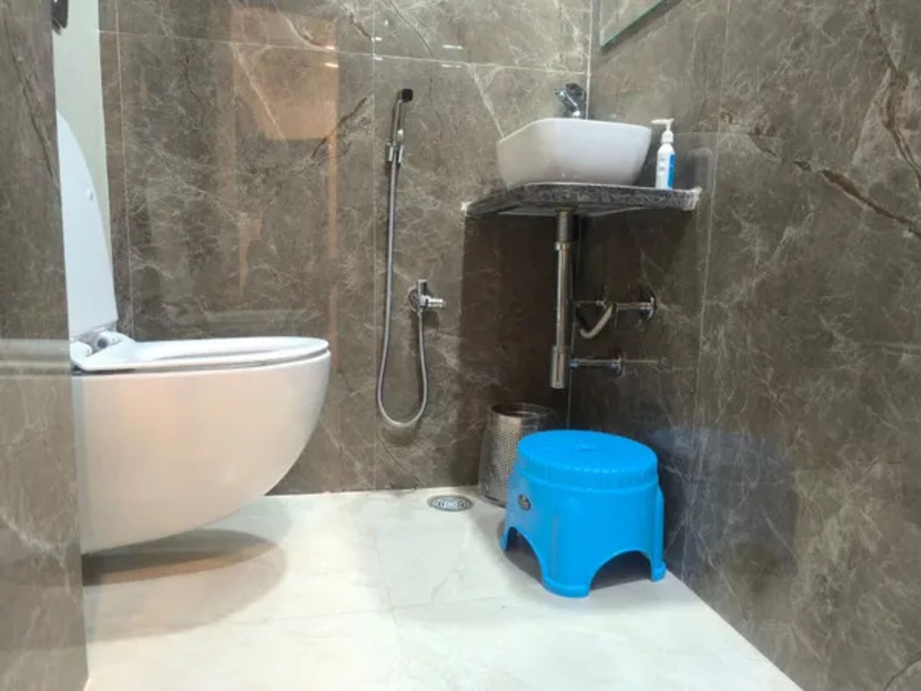 Shower, rainfall showerhead, free toiletries, towels