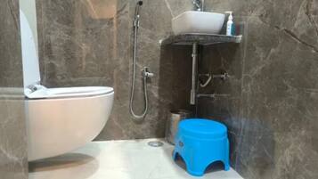 Shower, rainfall showerhead, free toiletries, towels