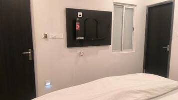 Egyptian cotton sheets, premium bedding, in-room safe, free WiFi