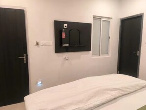 Egyptian cotton sheets, premium bedding, in-room safe, free WiFi - Fabhotel Swastik Villa (Varanasi)