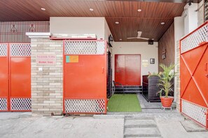 Front of property - Fabhotel Swastik Villa (Varanasi)