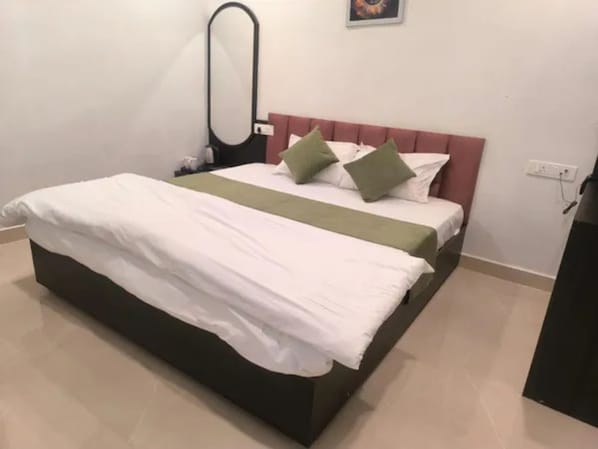 Deluxe Room | Egyptian cotton sheets, premium bedding, in-room safe, free WiFi - Fabhotel Swastik Villa (Varanasi)