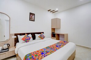 Egyptian cotton sheets, premium bedding, in-room safe, free WiFi - Fabhotel Swastik Villa (Varanasi)