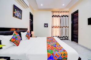 Egyptian cotton sheets, premium bedding, in-room safe, free WiFi - Fabhotel Sarala Residency (Noida)