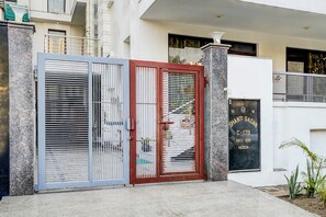 Property entrance - Fabhotel Sarala Residency (Noida)