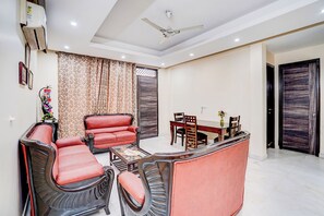 Lobby sitting area - Fabhotel Sarala Residency (Noida)