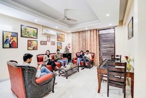 Lobby sitting area - Fabhotel Sarala Residency (Noida)