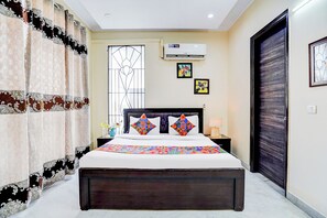 Egyptian cotton sheets, premium bedding, in-room safe, free WiFi - Fabhotel Sarala Residency (Noida)
