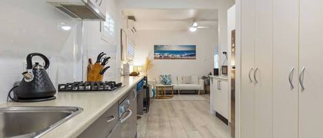 Frigorífico, horno, placa de cocina y mesa de comedor