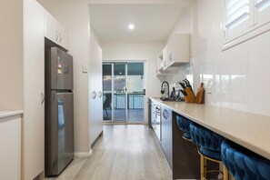 冷蔵庫、オーブン、コンロ、ダイニングテーブル