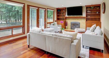 Lake-View Woodinville Retreat w/ Hot Tub + Theater