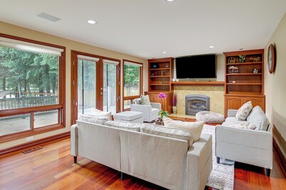 Lake-View Woodinville Retreat w/ Hot Tub + Theater