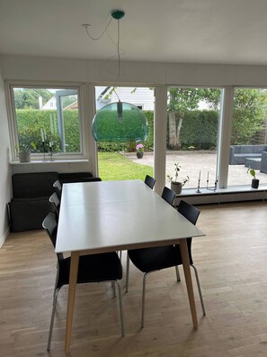 Maison, 3 chambres, balcon | Salle à manger