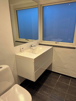 Maison, 3 chambres, balcon | Salle de bain