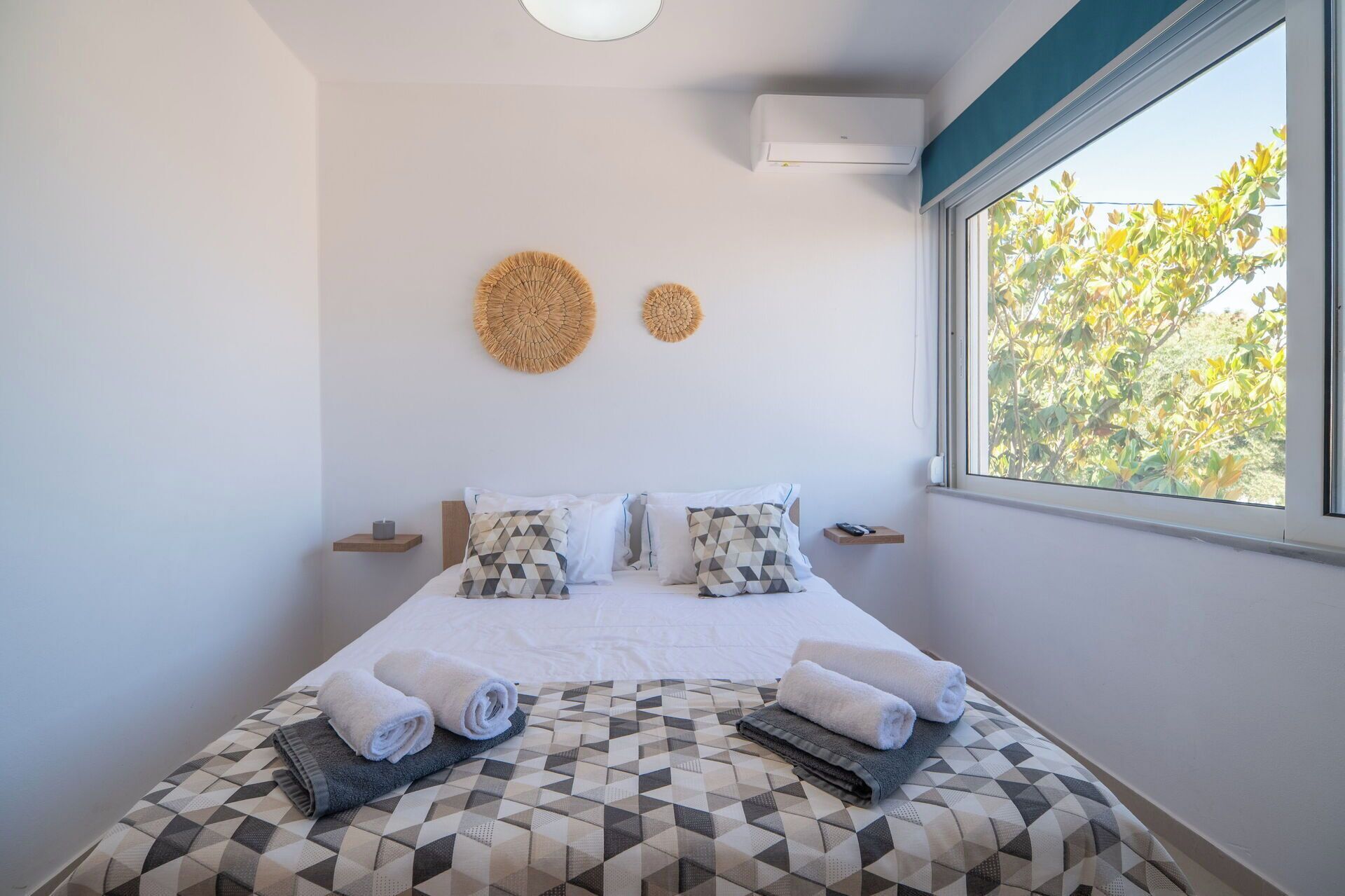 Travel crib, free WiFi