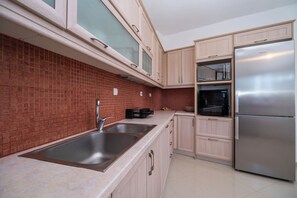 Fridge, microwave, oven, stovetop - Magnolia - Vacation villa with pool in Crete (Chania)