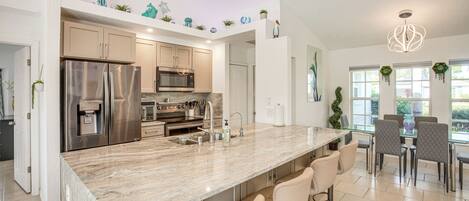 Kjøleskap, mikrobølgeovn, kokeplater og oppvaskmaskin