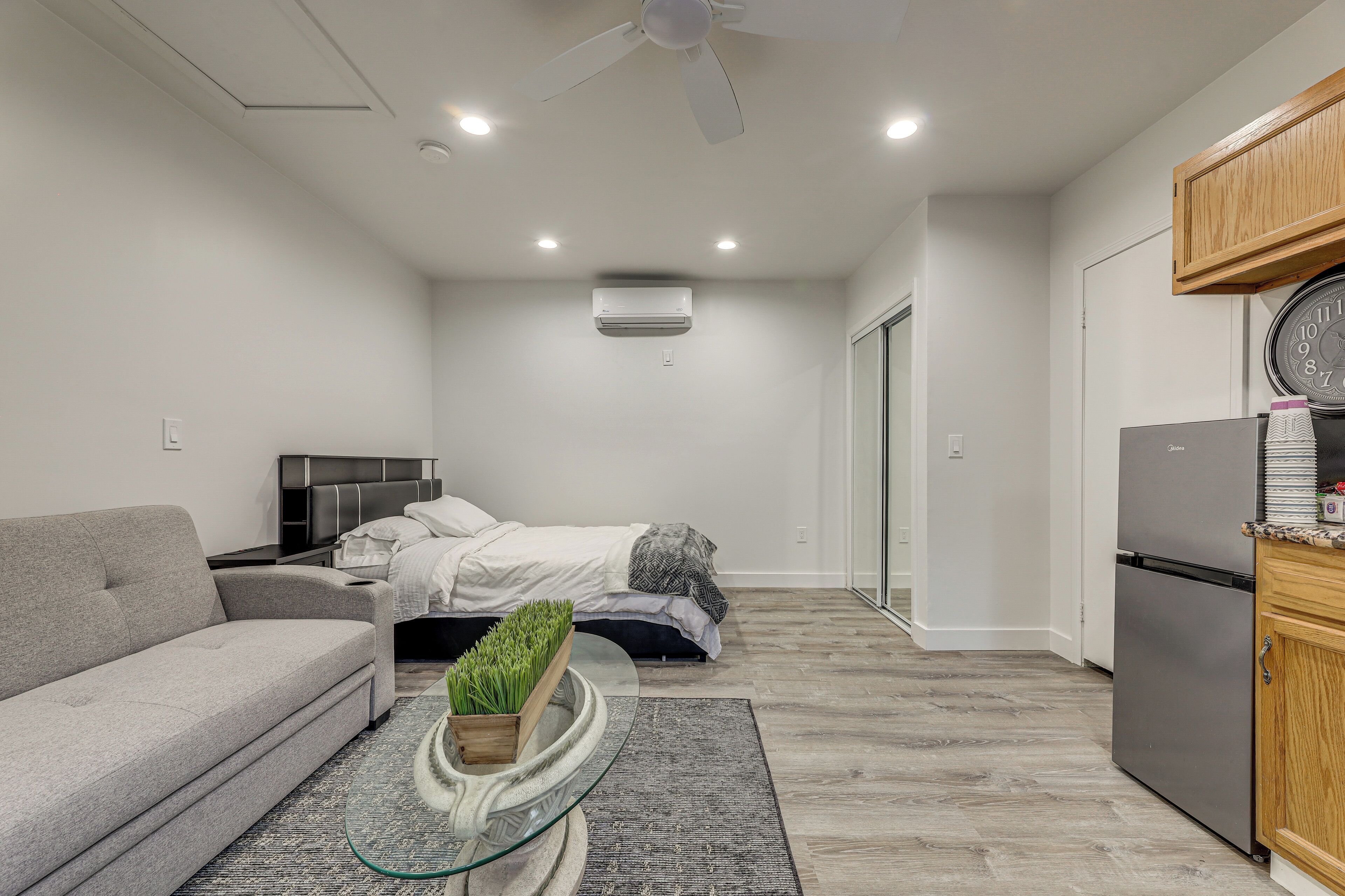 Bügeleisen/Bügelbrett, Internetzugang, Bettwäsche