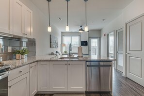 Fridge, microwave, stovetop, dishwasher